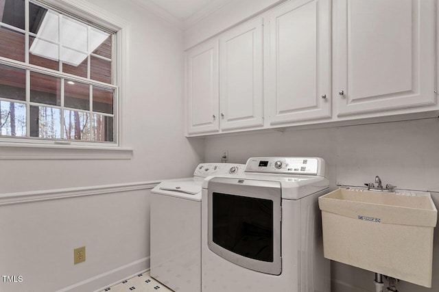 laundry area with sink, cabinets, crown molding, and washing machine and dryer