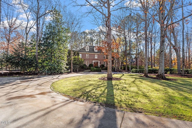 view of front facade featuring a front yard