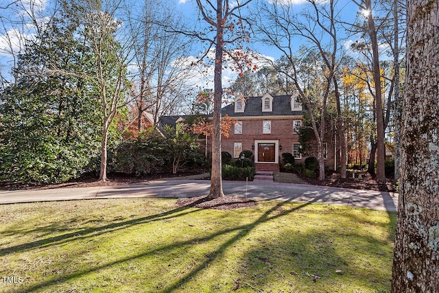 view of front of property featuring a front lawn