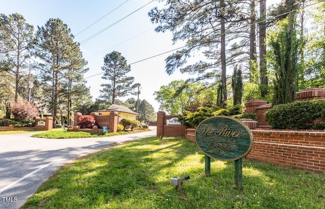 community sign with a yard