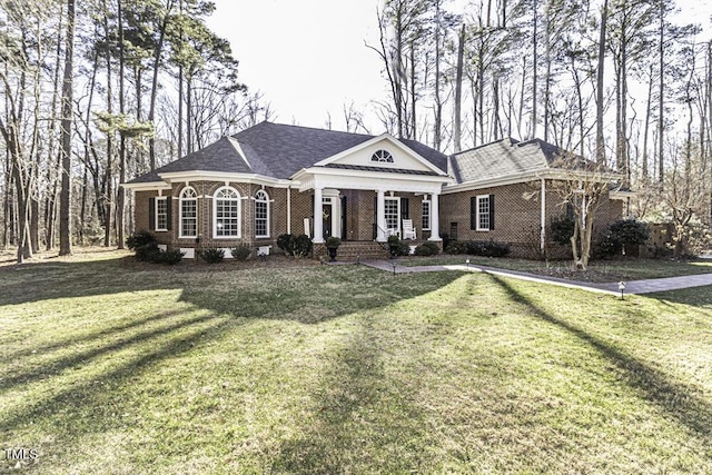 view of front of home featuring a front yard