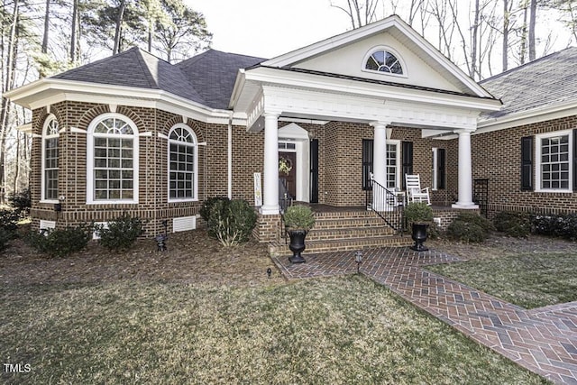 view of front facade featuring a front lawn and a porch