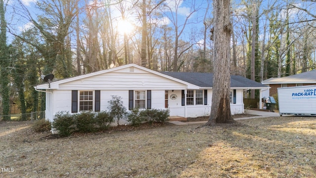 single story home with a front lawn