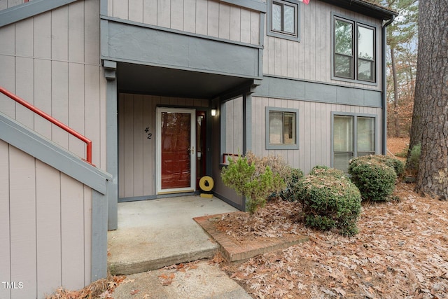 entrance to property featuring a balcony