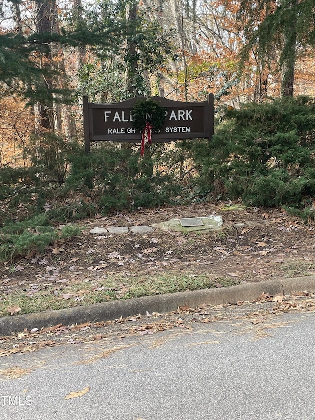 view of community / neighborhood sign