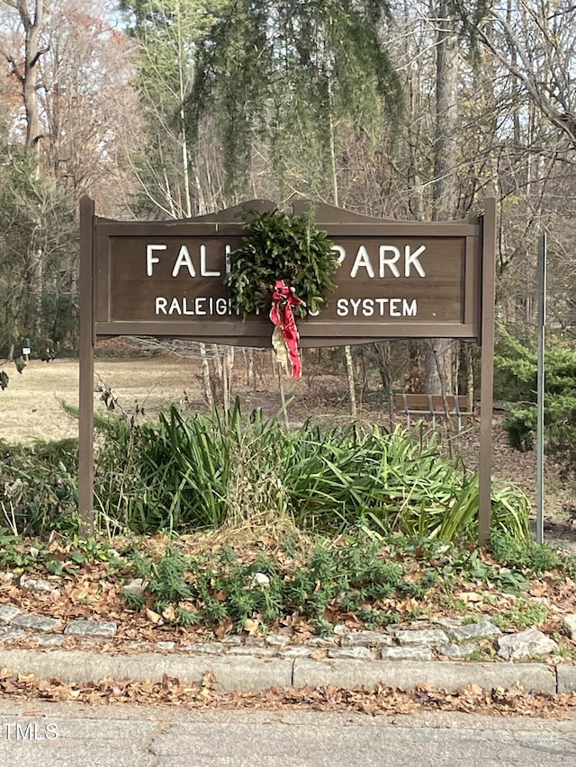 view of community / neighborhood sign