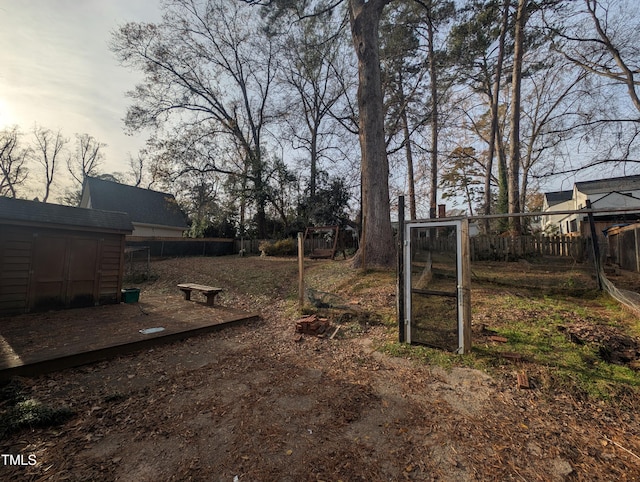 view of yard featuring a storage unit