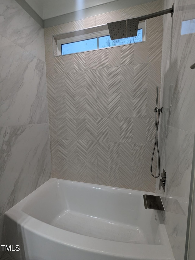 bathroom featuring tiled shower / bath combo