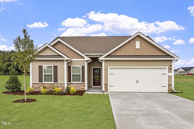 craftsman house featuring a front lawn and a garage