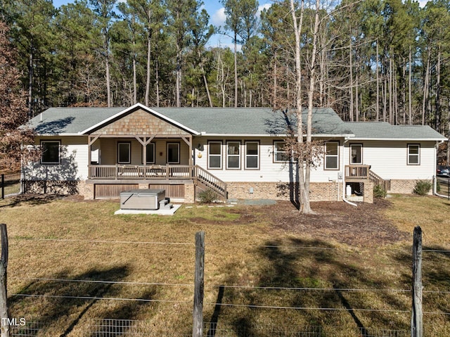 view of front of property featuring a front lawn