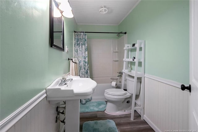 bathroom featuring hardwood / wood-style floors, shower / bath combo, toilet, and crown molding