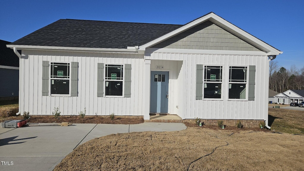 view of front of property featuring covered porch