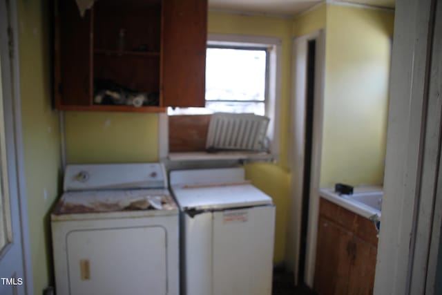 washroom featuring cabinets and washing machine and clothes dryer