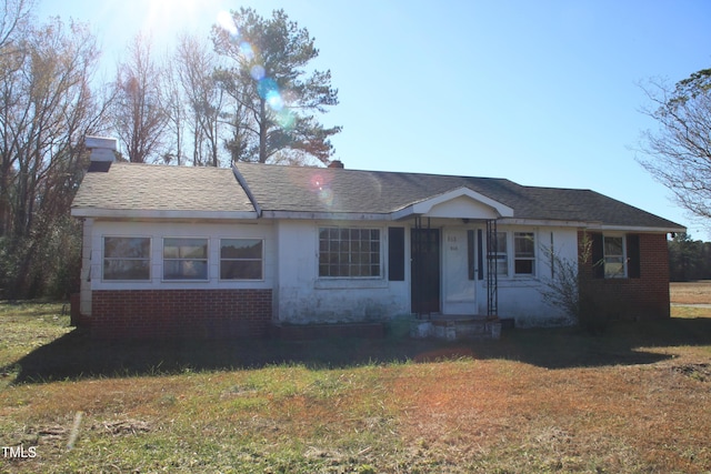 single story home with a front yard