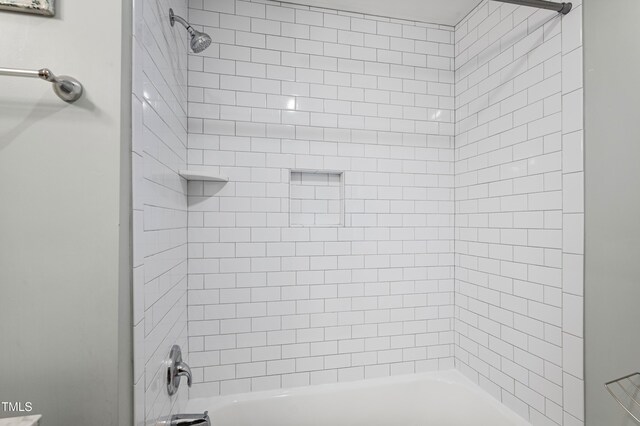 bathroom with tiled shower / bath