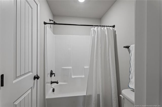 bathroom featuring toilet and shower / bath combo with shower curtain