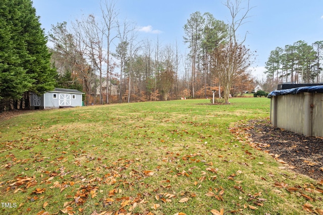 view of yard featuring a storage unit