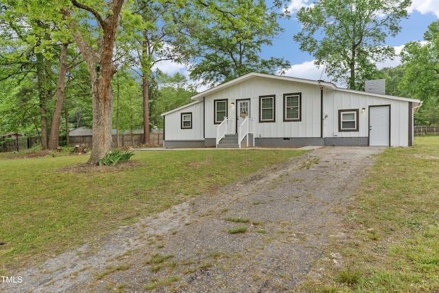 manufactured / mobile home featuring a front lawn