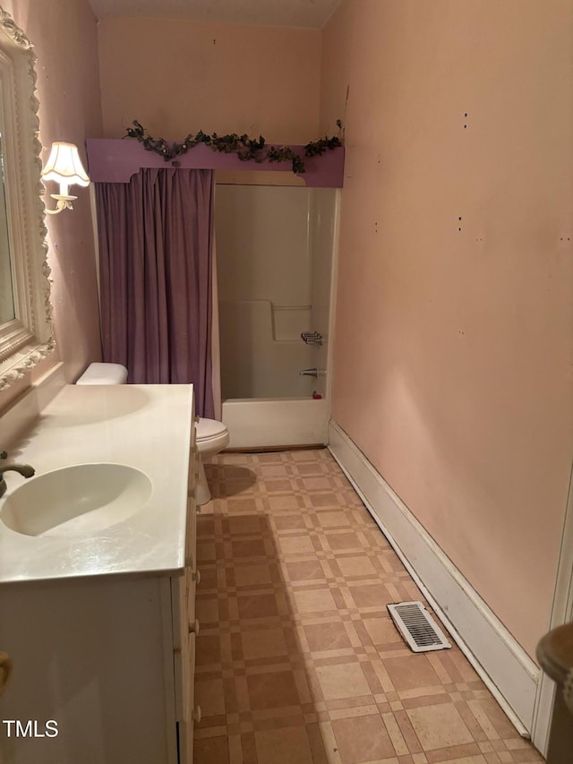 full bathroom with shower / tub combo, vanity, and toilet