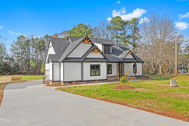 view of front facade with a front yard