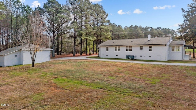 view of yard featuring an outbuilding