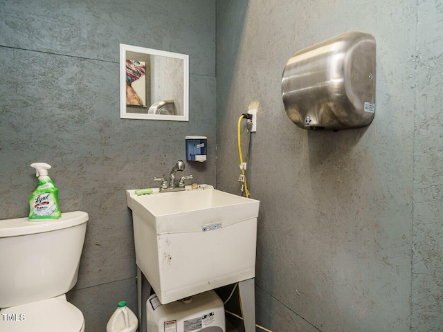 bathroom featuring toilet and sink