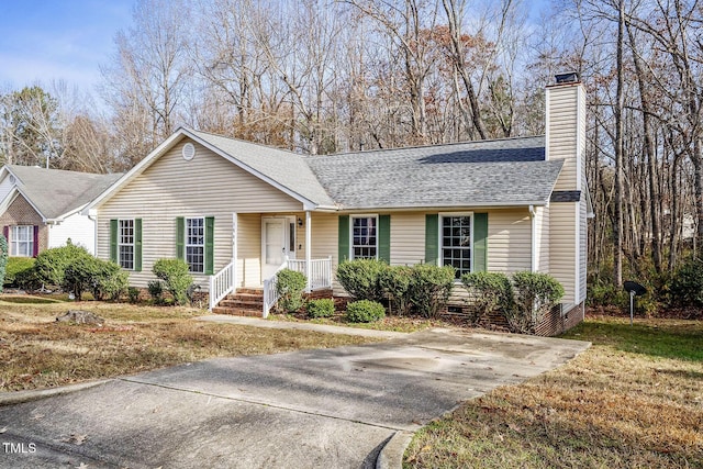 ranch-style home featuring a front lawn