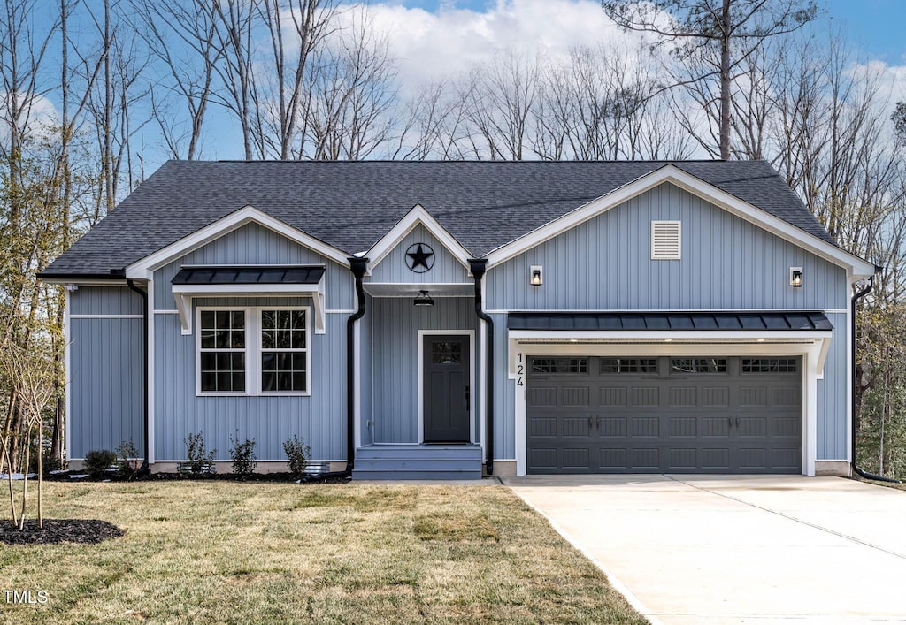 view of front of property featuring a front lawn