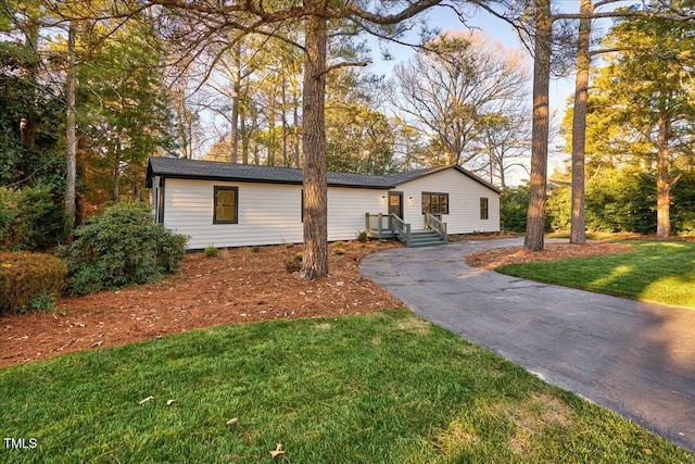 single story home featuring a front yard