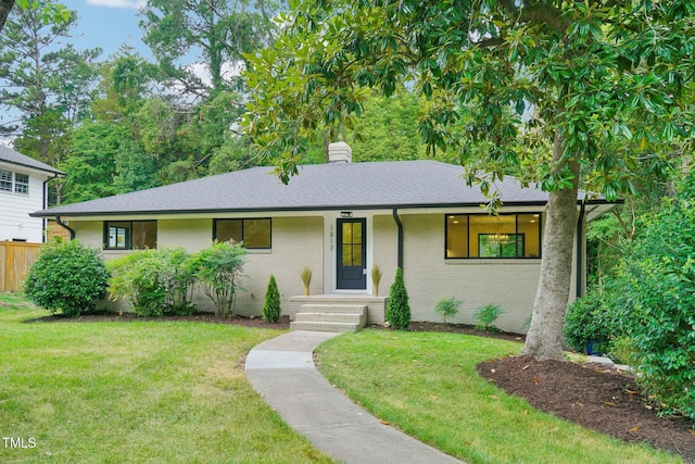 view of front facade featuring a front yard