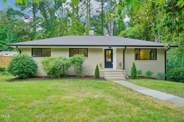 single story home featuring a front lawn