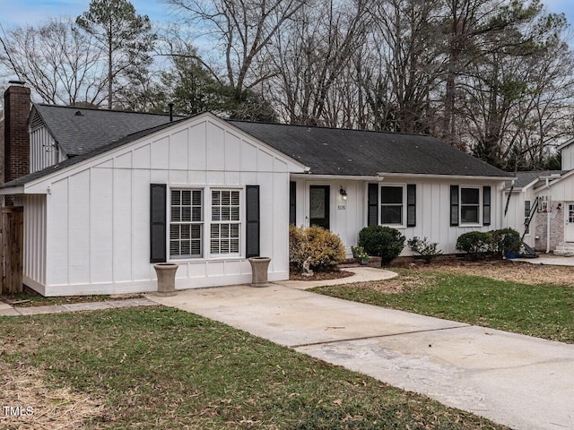 single story home featuring a front lawn