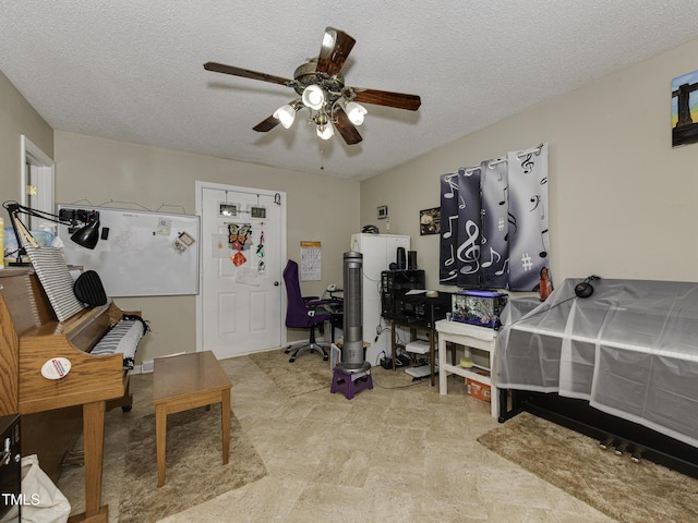 miscellaneous room with ceiling fan and a textured ceiling