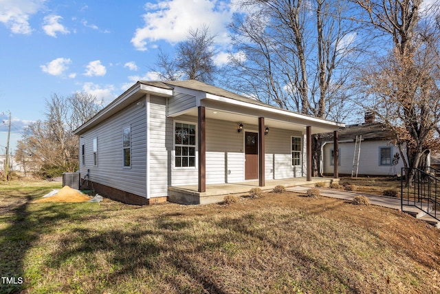 view of front of property featuring central air condition unit, a front lawn, and a porch