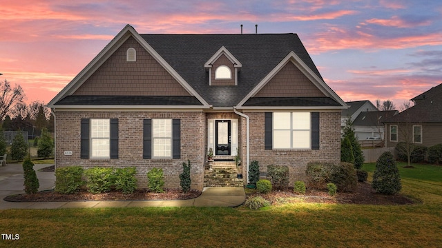 view of front of property featuring a yard