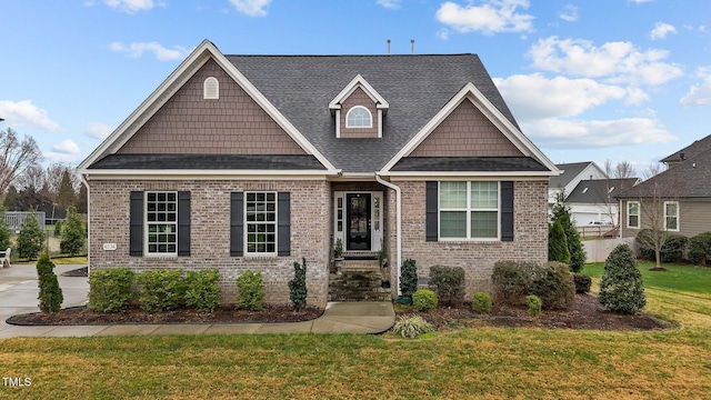 view of front facade featuring a front lawn