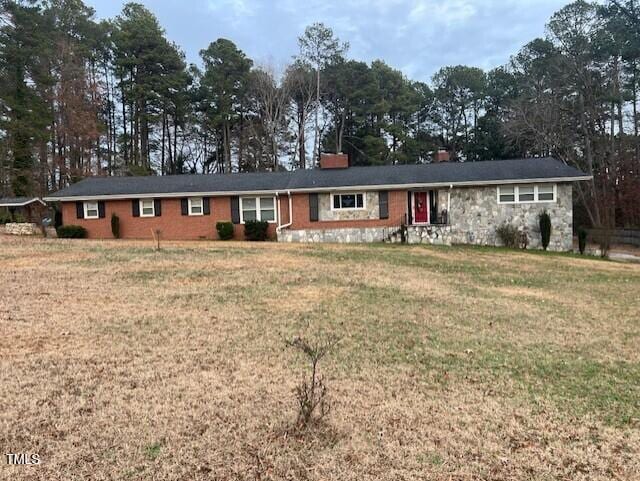 single story home with a front yard