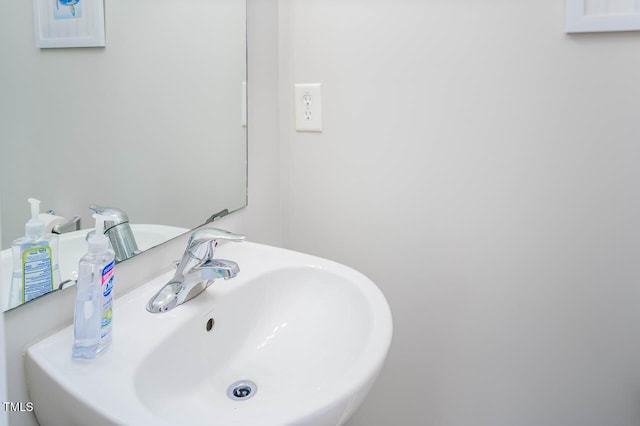 bathroom featuring sink