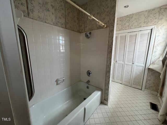 bathroom featuring tiled shower / bath combo