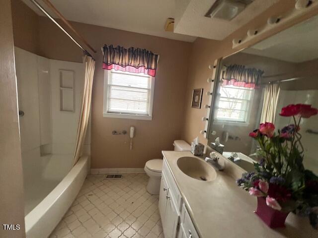 full bathroom featuring toilet, shower / bath combo, and vanity