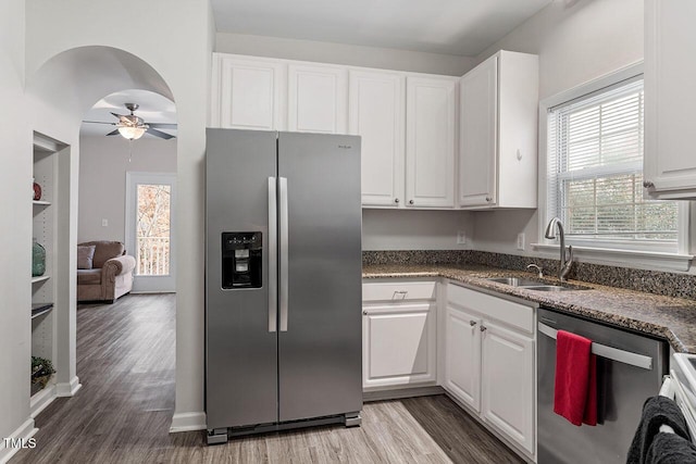 524 Glenolden Ct, Cary, NC 27513 - kitchen featuring stainless steel fridge, dishwashing machine, a ceiling fan, and wood finished floors