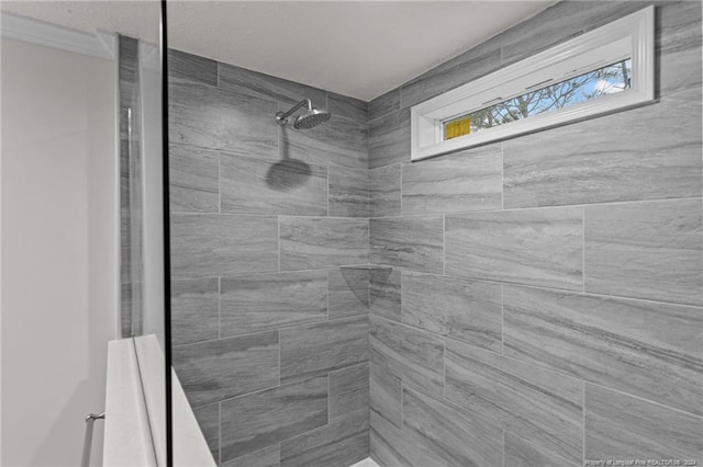 bathroom featuring a tile shower