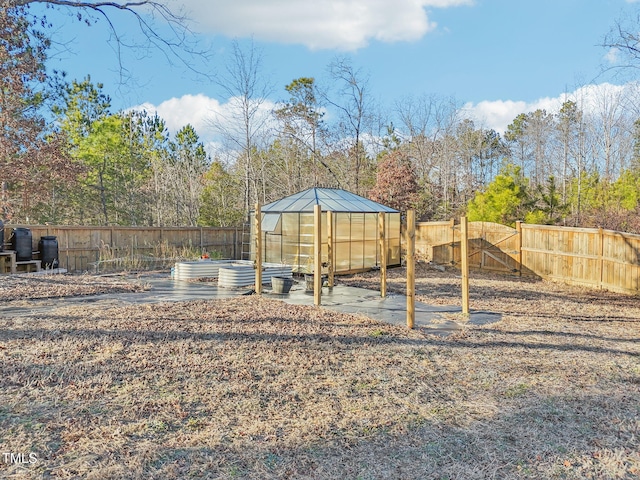 view of yard with an outdoor structure