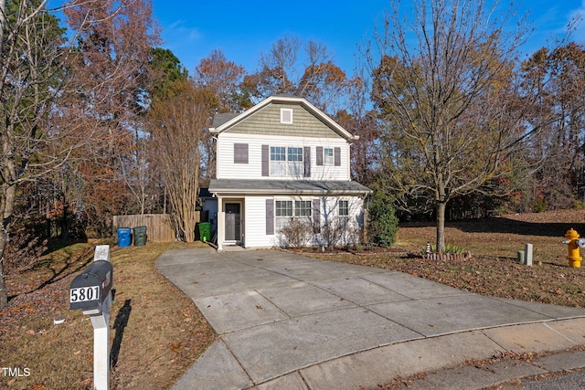 front of property with a front lawn