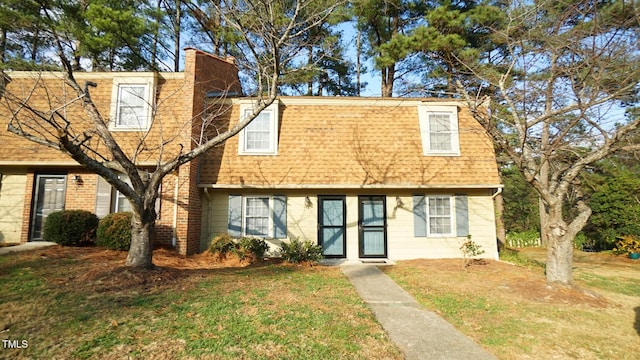 view of front facade with a front yard