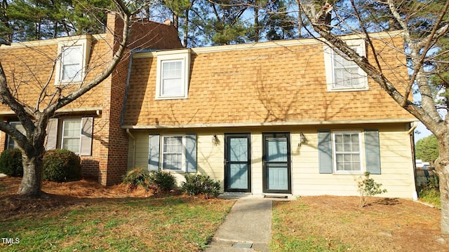 view of front of house featuring a front lawn