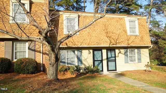 view of front facade with a front lawn