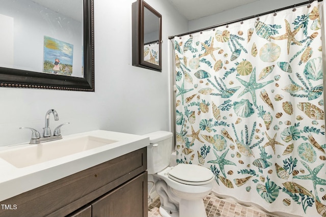 bathroom featuring a shower with curtain, vanity, and toilet