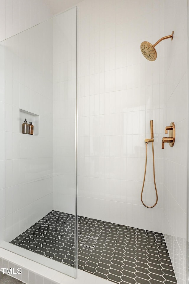 bathroom featuring tiled shower