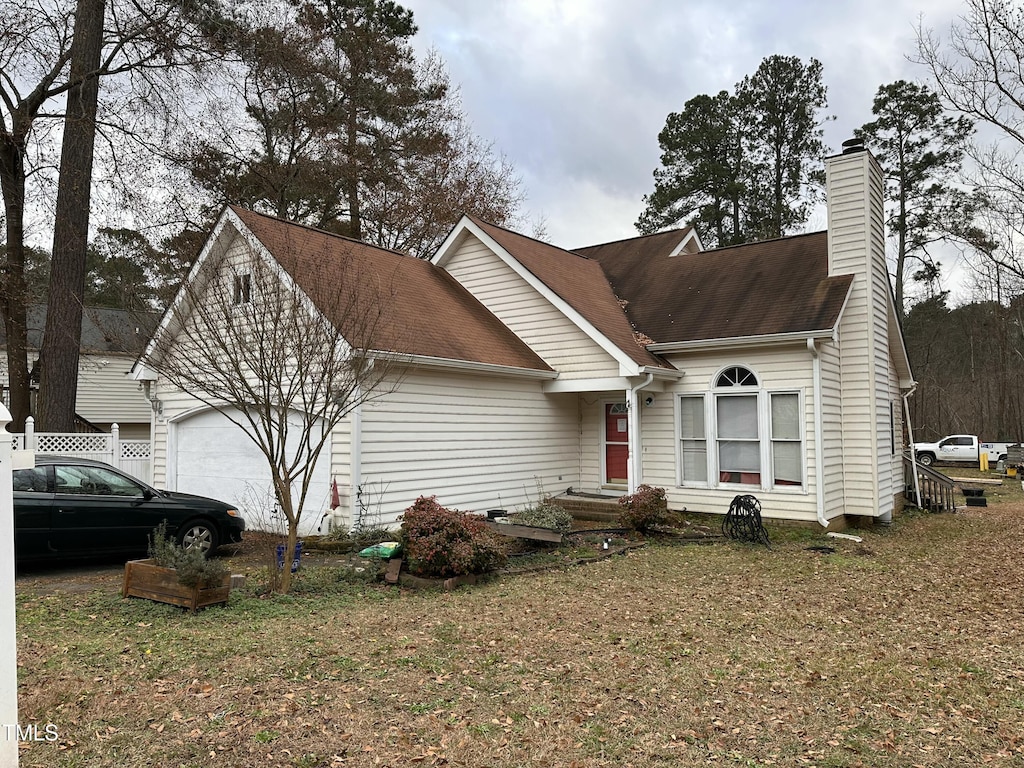 view of front facade featuring a front lawn